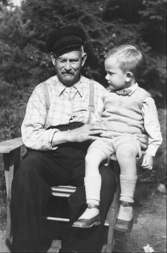 Karl Moberg, den siste permanentboende i huset. Bilden är tagen under 50-talet och tillhör Christer Björklund som sitter i sin farmors brors knä. 