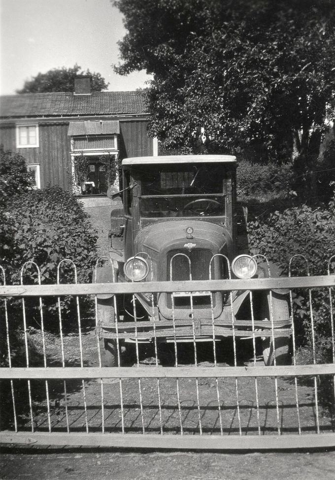 Bilden är tagen någon gång 1917-1922 då Karl Svensson bodde på Nannyhill. Han flyttade 1922 till Melsätter och två år senare startade han ett lastbilsåkeri med bilden på bilden. Bild från Yvonne Dahlbergs privata arkiv. 