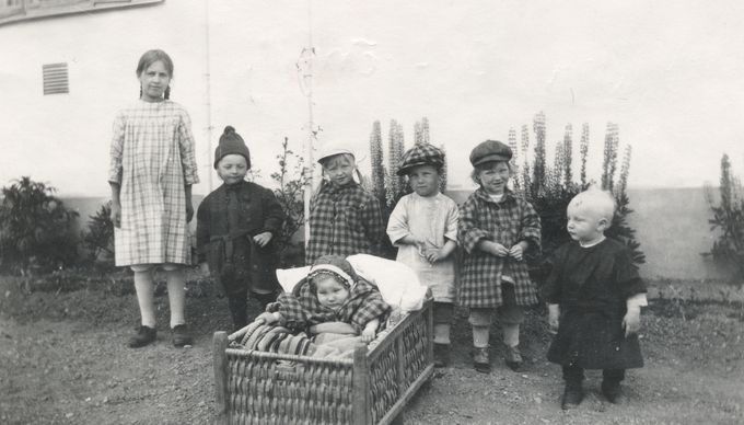 Erik Natanael och Augusta Amalia Åströms barn omkring 1939. Foto från Yvonne Dahlbergs arkiv.